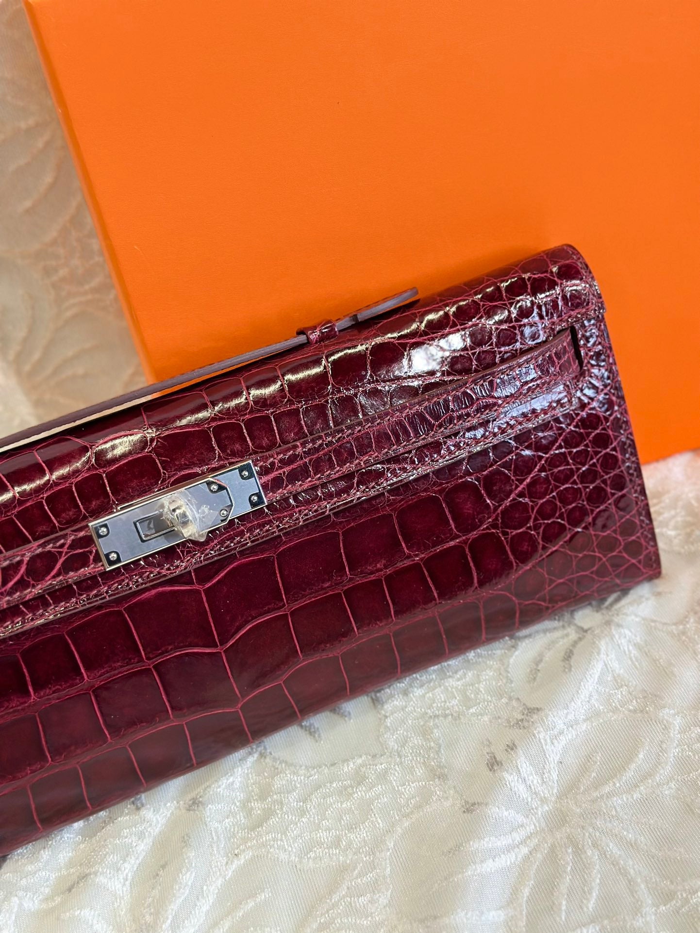 KELLY CUT 31 IN SANGRIA PURPLE SHINNY ALLIGATOR LEATHER WITH SILVER HARDWARE