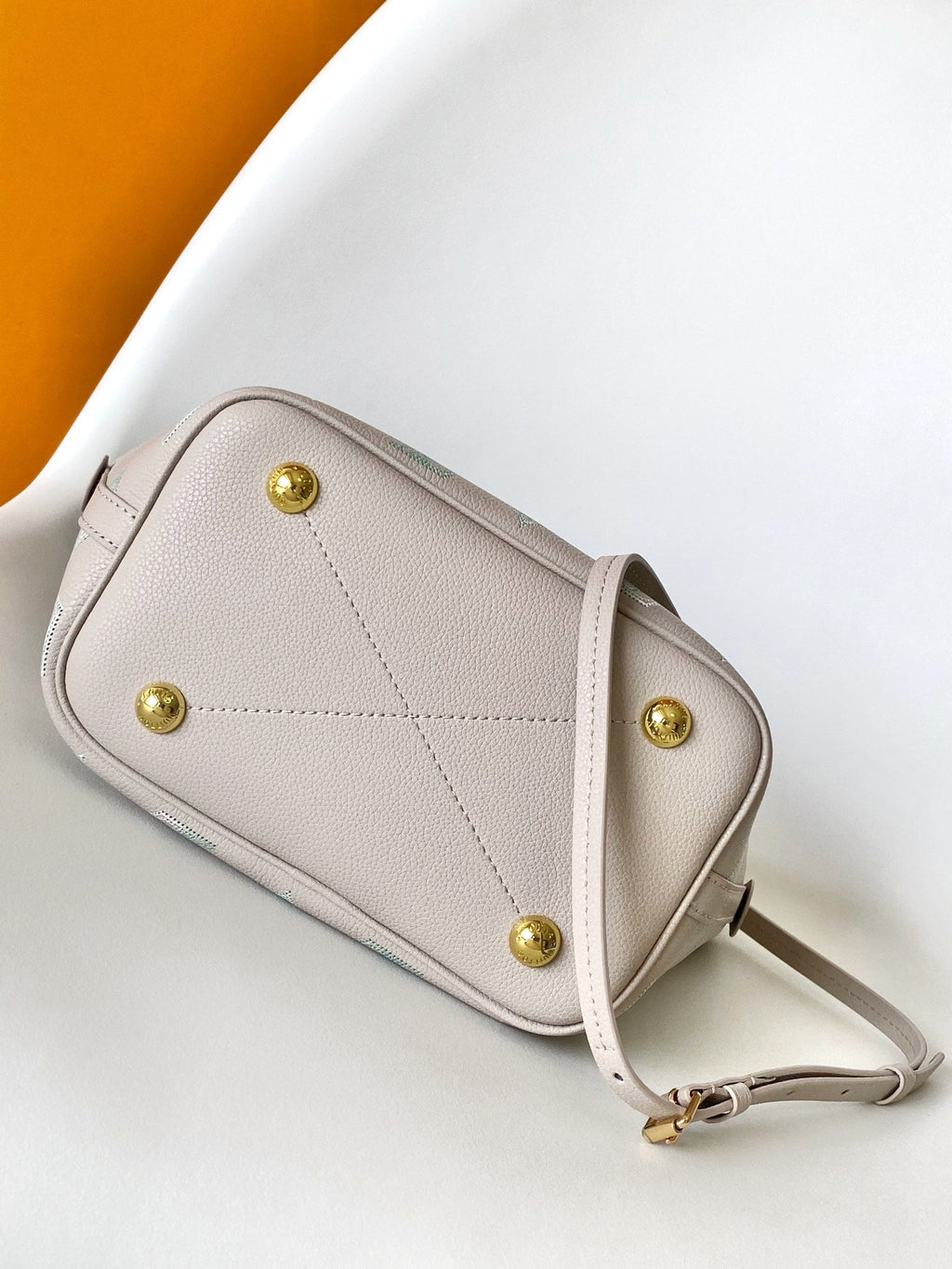 BLOSSOM 20 IN LIGHT BEIGE MAHINA CALFSKIN