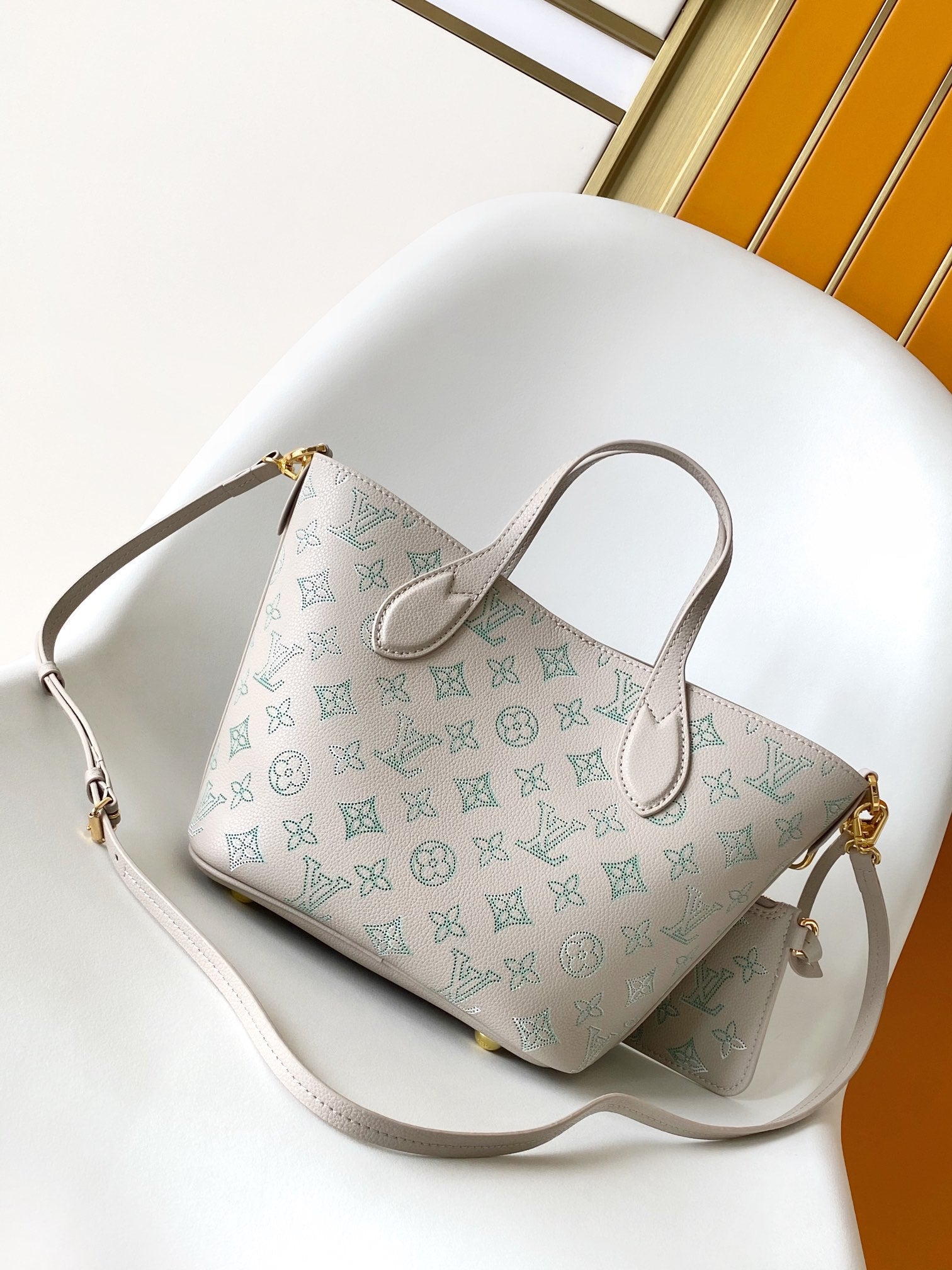 BLOSSOM 20 IN LIGHT BEIGE MAHINA CALFSKIN