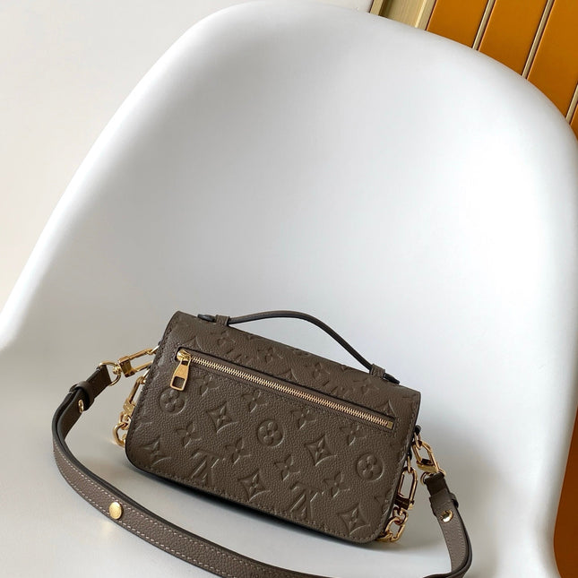 POCHETTE METIS EAST WEST 22 IN BROWN MONOGRAM EMBOSSED CALFSKIN