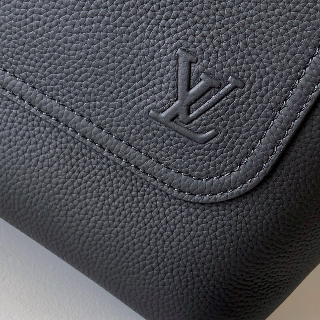 LV 26S FASTLINE BACKPACK 43 IN BLACK CALFSKIN