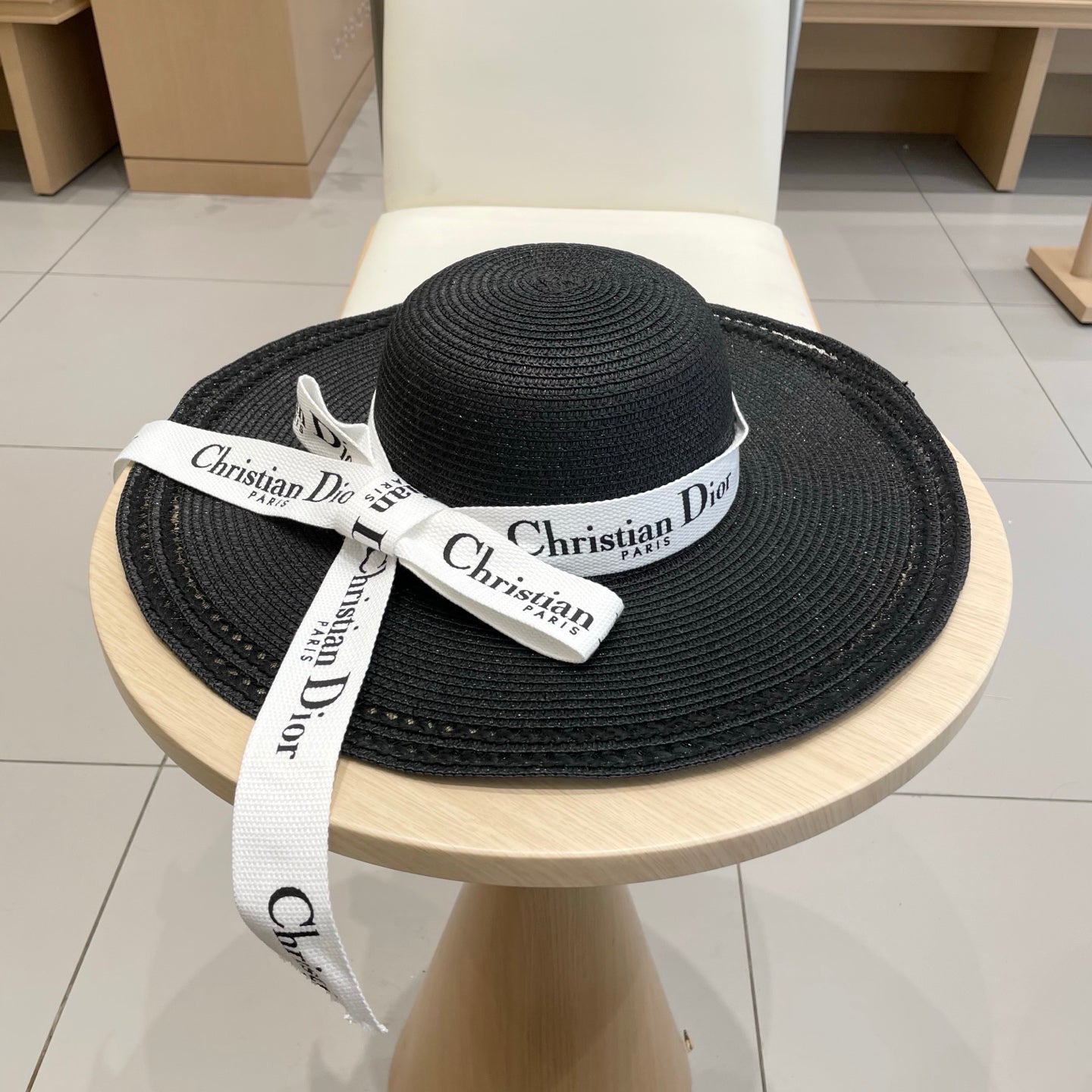HAT IN BLACK RAFFIA WIDE-BRIM MIX BIG WHITE BOW
