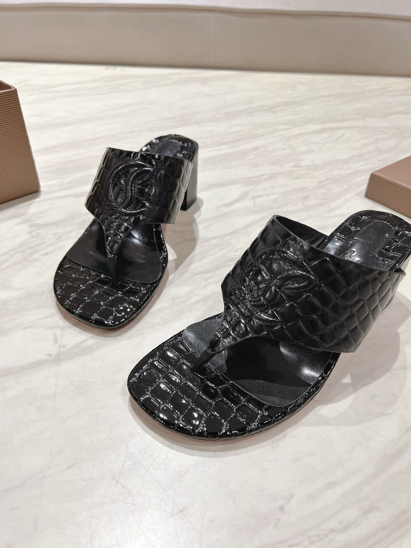 EMBOIDERED LOGO MULES IN BLACK EMBOSSED CALFSKIN