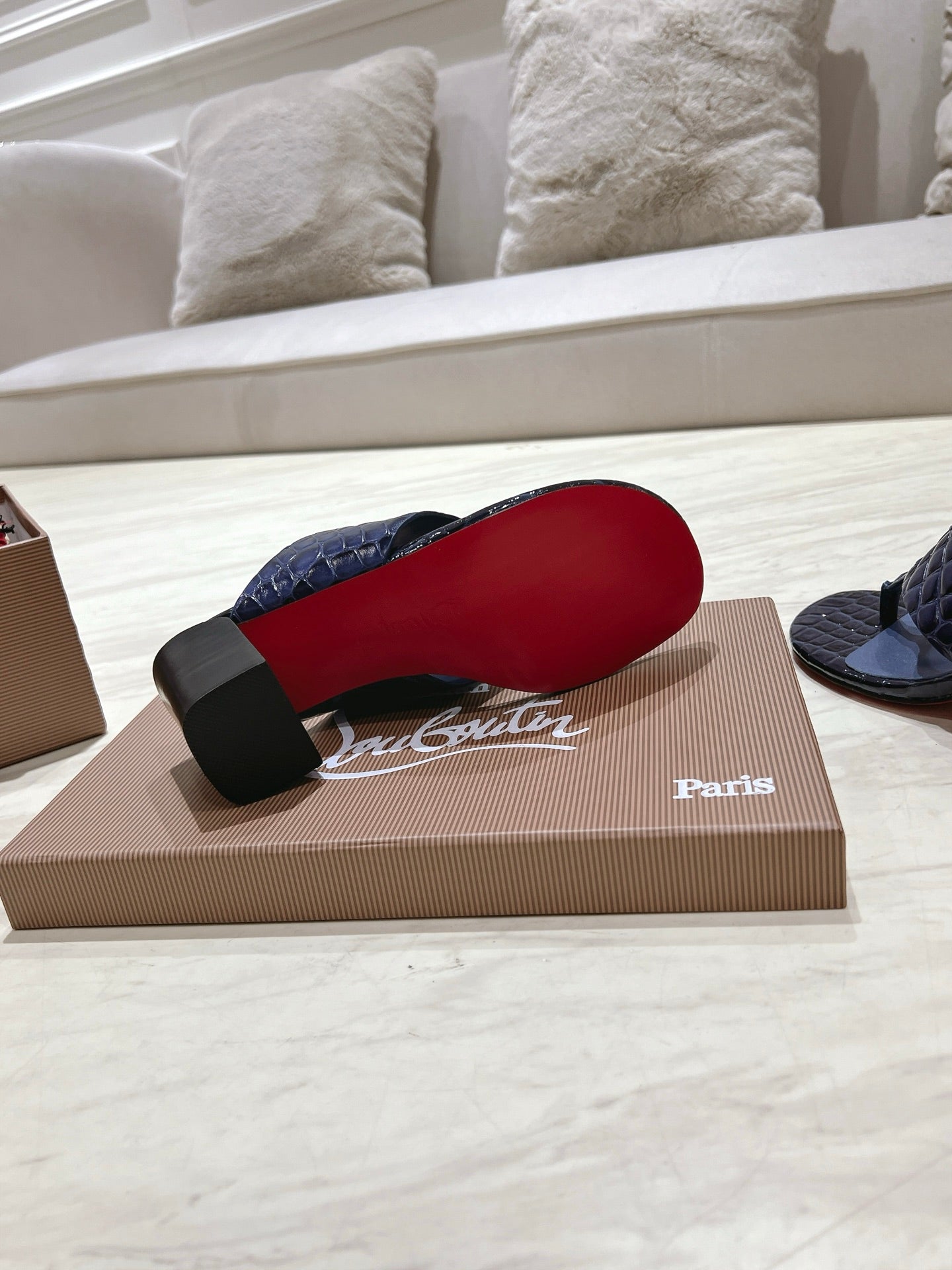 EMBOIDERED LOGO MULES IN NAVY BLUE EMBOSSED CALFSKIN