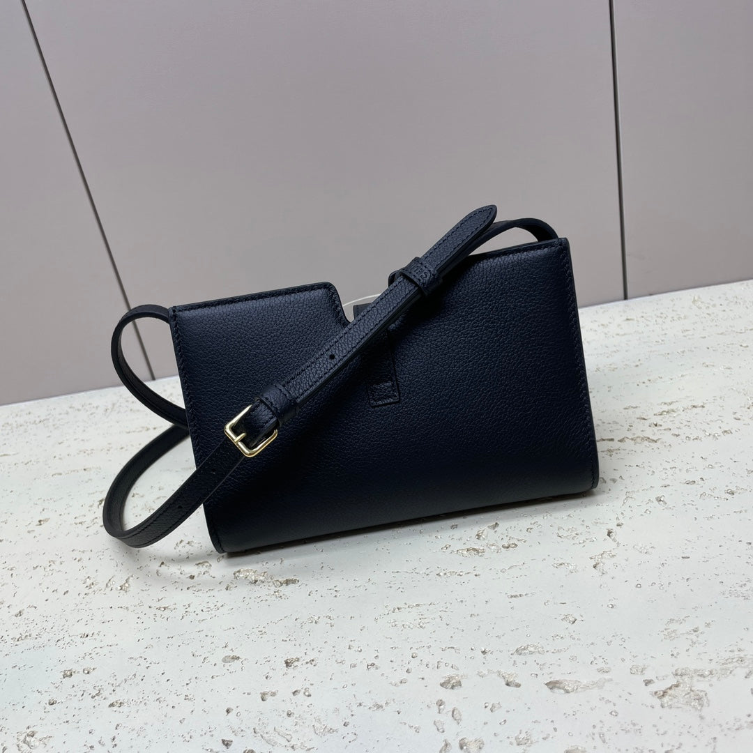 16 STRAP POCHETTE 18 IN BLACK SUPPLE CALFSKIN GOLD HARDWARE