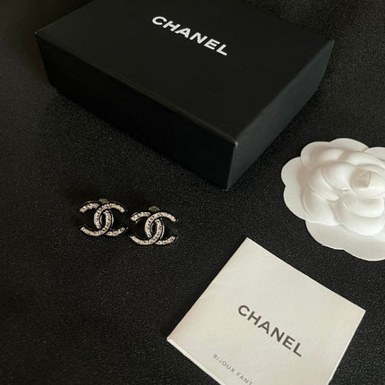 DOUBLE C STUD EARRINGS IN SILVER METAL WITH BLACK OUTLINE AND CRYSTALS INSIDE