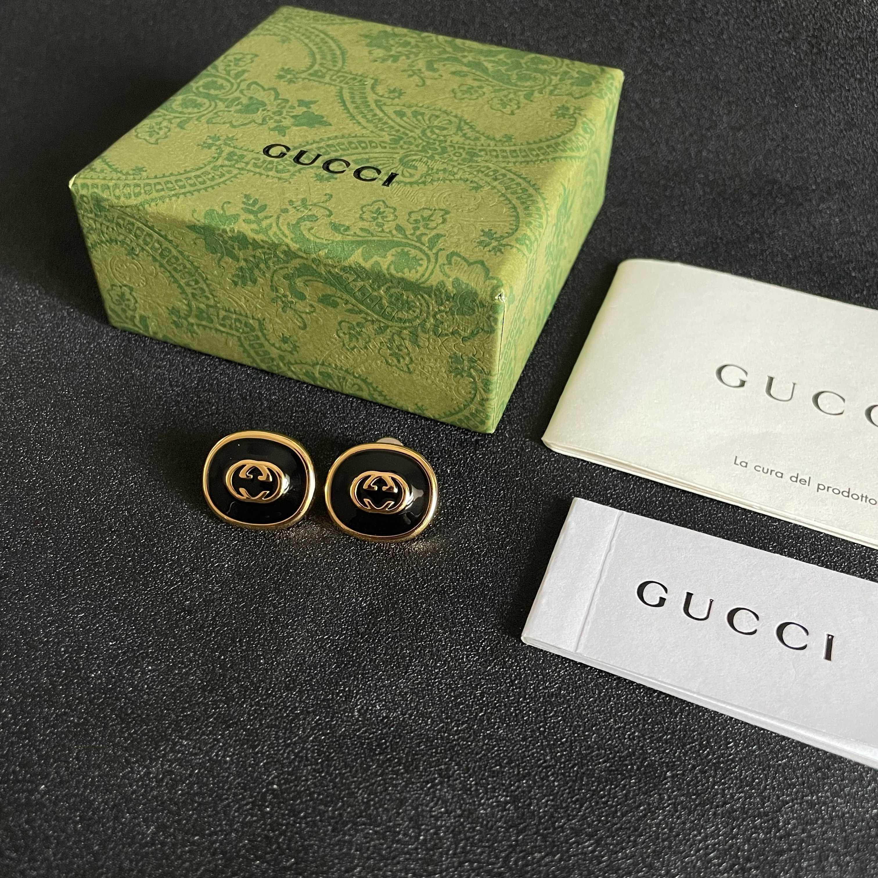 GUCCI 26S INTERLOCKING G ROUND LOGO STUD EARRINGS IN BLACK ENAMEL & GOLD TONE METAL 625716