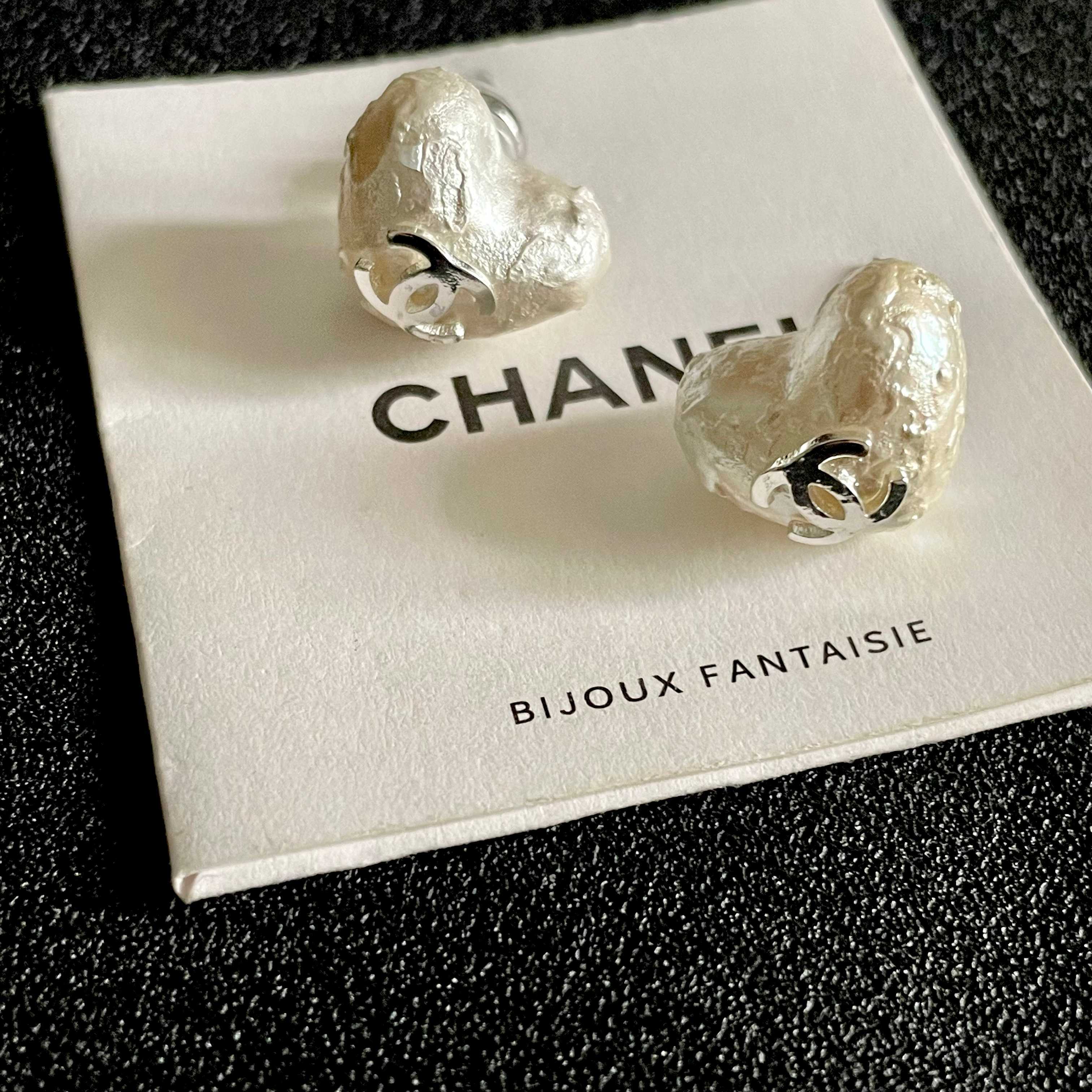 CHANEL 26S TEXTURED HEART CC LOGO STUD EARRINGS IN GOLD METAL 629191