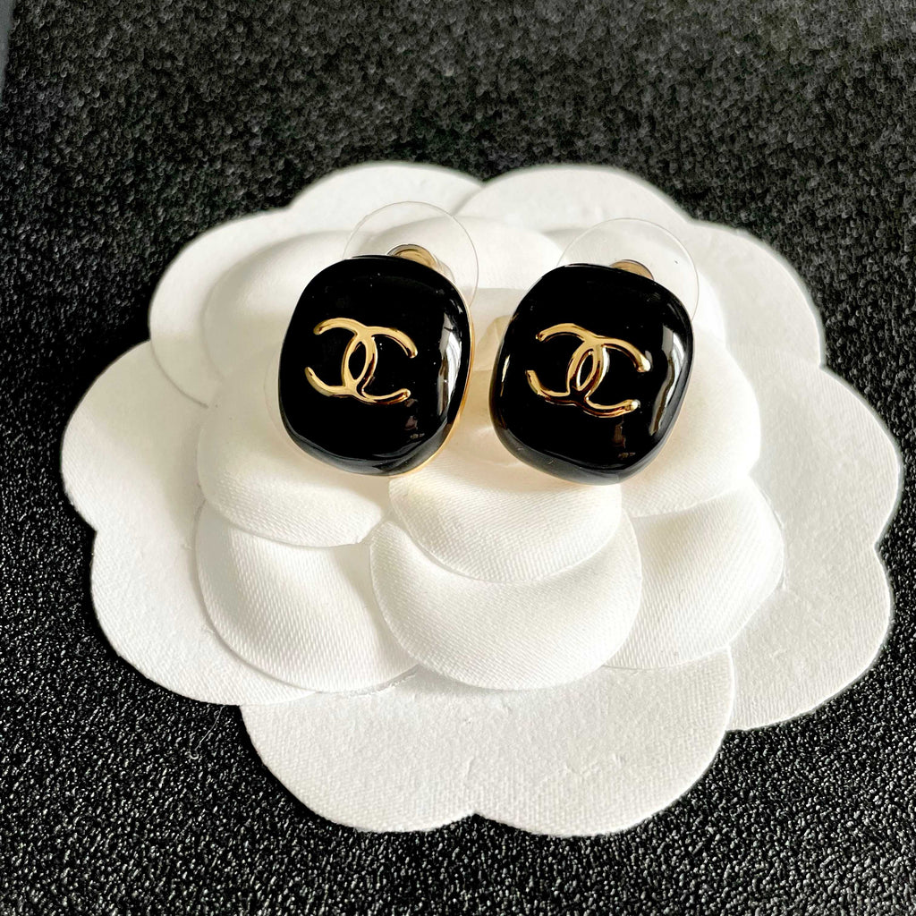 CHANEL 26S DOUBLE C LOGO BLACK ENAMEL OVAL STUD EARRINGS IN GOLD METAL 630077