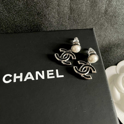 CHANEL 26S DOUBLE C LOGO BLACK ENAMEL & PEARL DROP EARRINGS IN SILVER METAL 629895