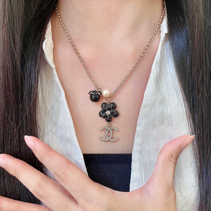 CHANEL 26S DOUBLE C LOGO BLACK FLOWER & PEARL CHARM PENDANT NECKLACE WITH CRYSTAL DETAIL IN GOLD METAL 631012