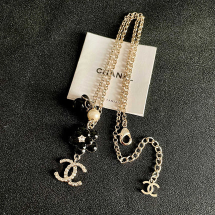 CHANEL 26S DOUBLE C LOGO BLACK FLOWER & PEARL CHARM PENDANT NECKLACE WITH CRYSTAL DETAIL IN GOLD METAL 631012