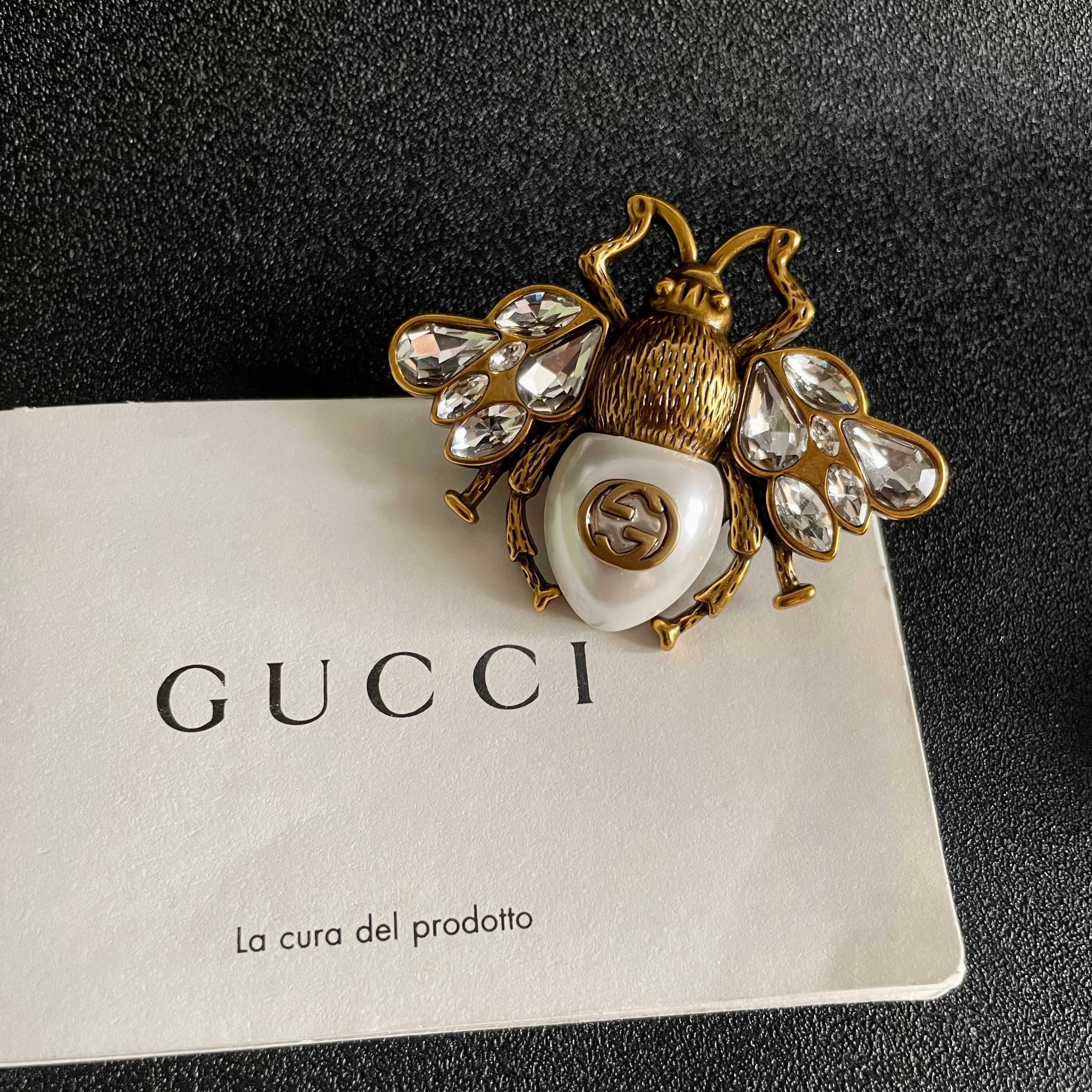 GUCCI 26S BEE LOGO PEARL CRYSTAL STATEMENT BROOCH IN AGED GOLD TONE METAL 631920