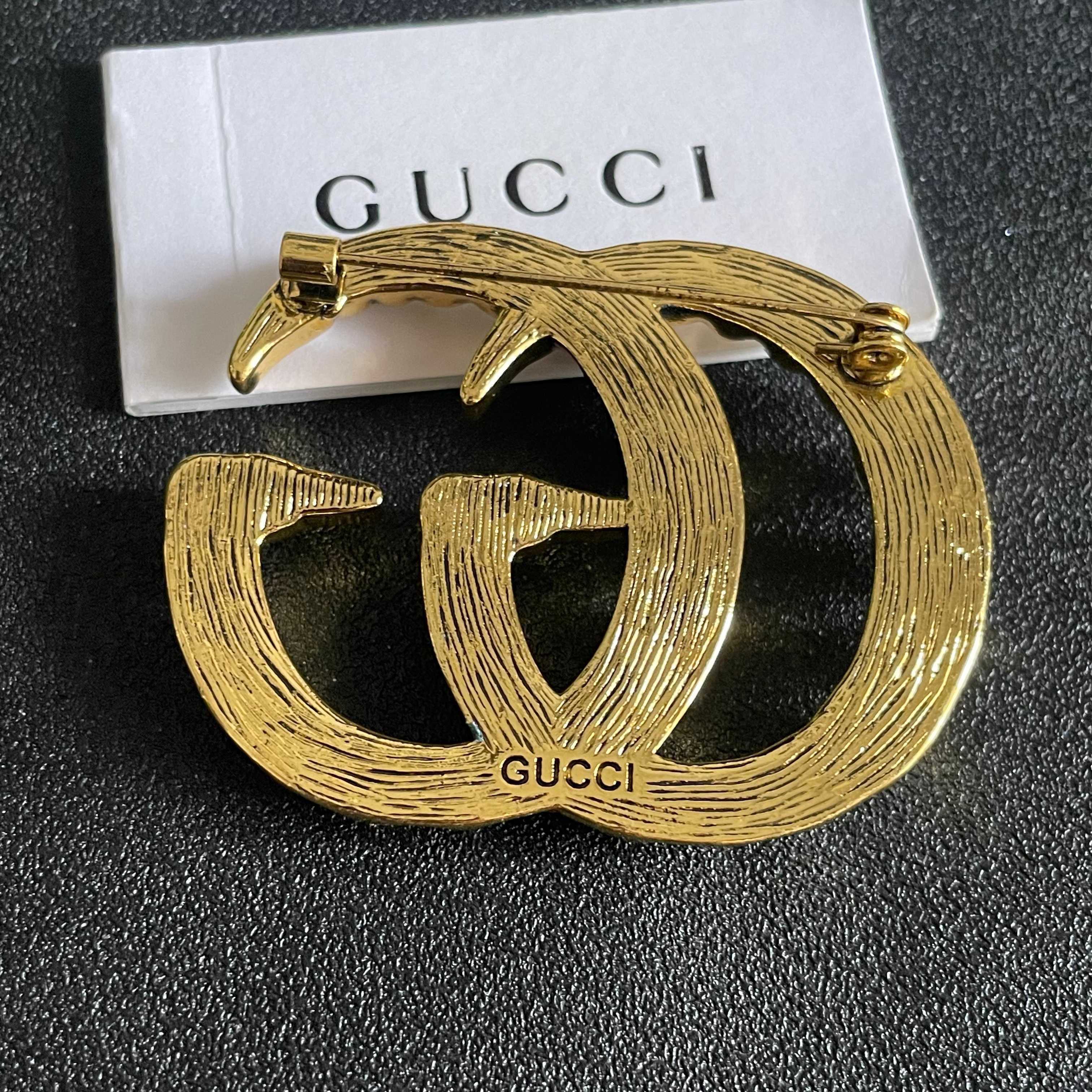GUCCI 26S DOUBLE G LOGO PEARL EMBELLISHED STATEMENT BROOCH IN GOLD TONE METAL 631921