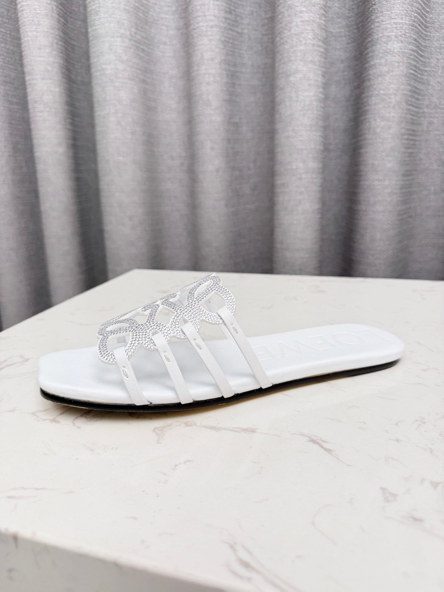 LOEWE 26S FLAT SANDALS IN WHITE CALFSKIN WITH CRYSTALS