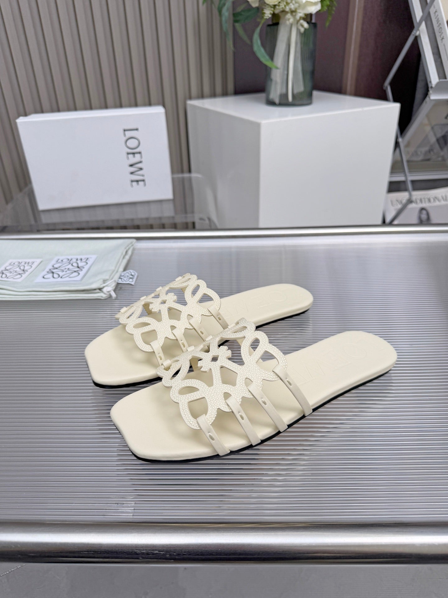 LOEWE 26S FLAT SANDALS IN CREAM WHITE CALFSKIN WITH CRYSTALS