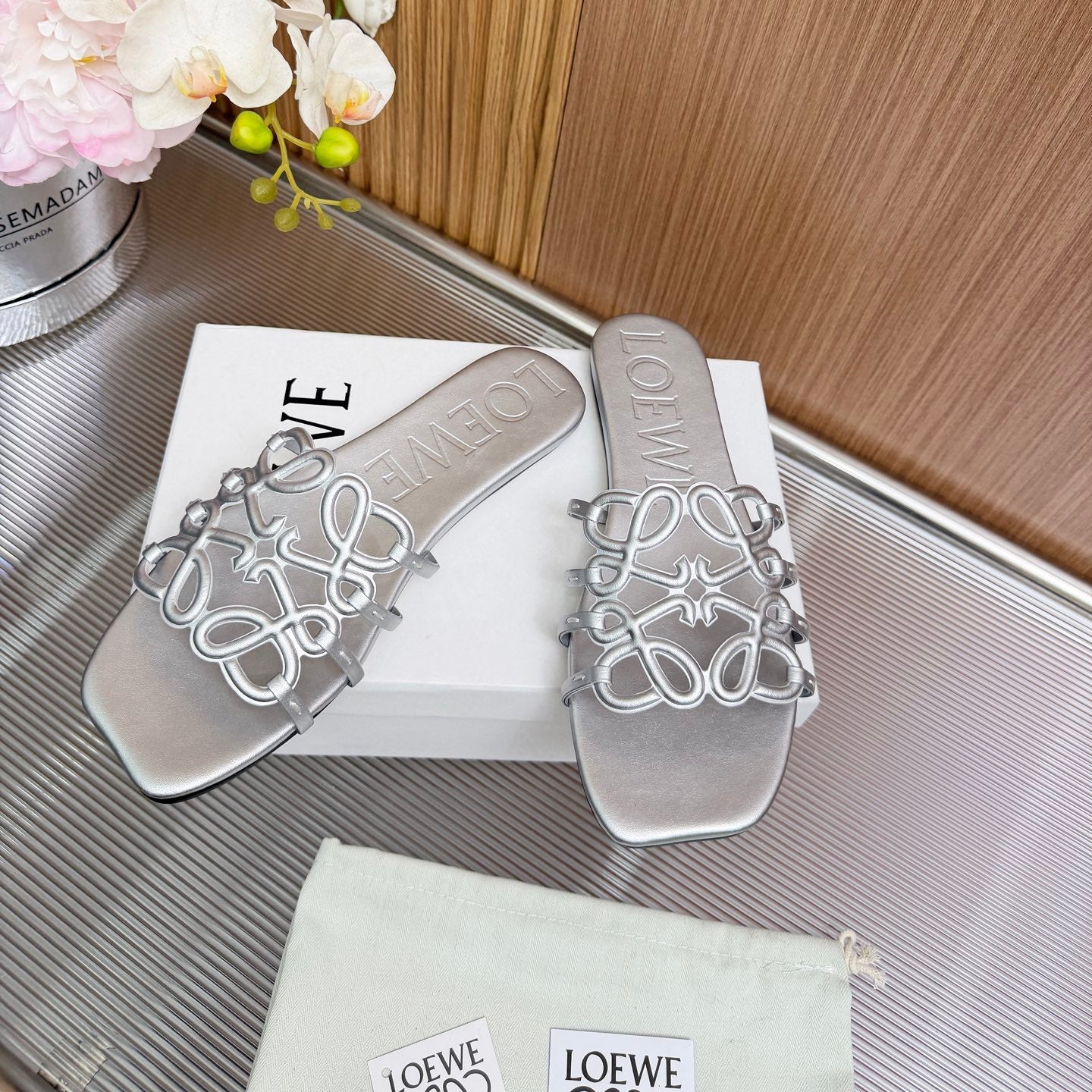 LOEWE 26S PETAL ANAGRAM SLIDE IN SILVER SOFT CALFSKIN