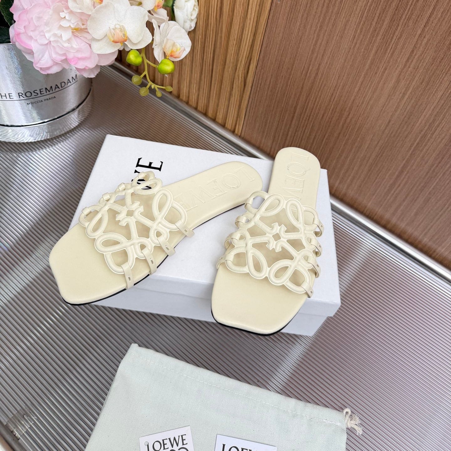 LOEWE 26S PETAL ANAGRAM SLIDE IN CREAM WHITE SOFT CALFSKIN
