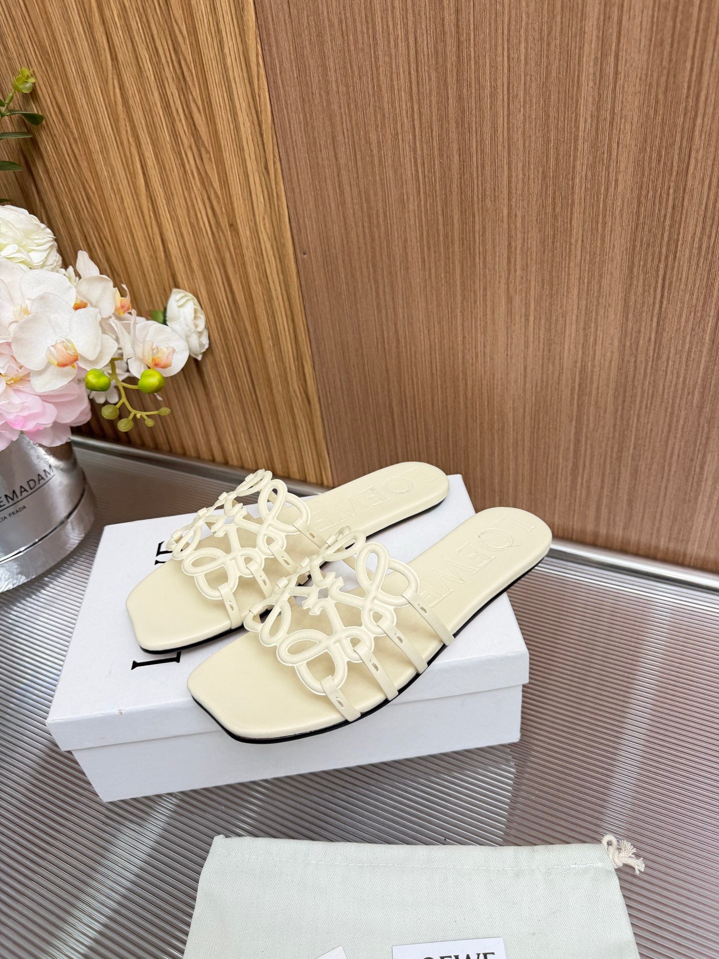 LOEWE 26S PETAL ANAGRAM SLIDE IN CREAM WHITE SOFT CALFSKIN