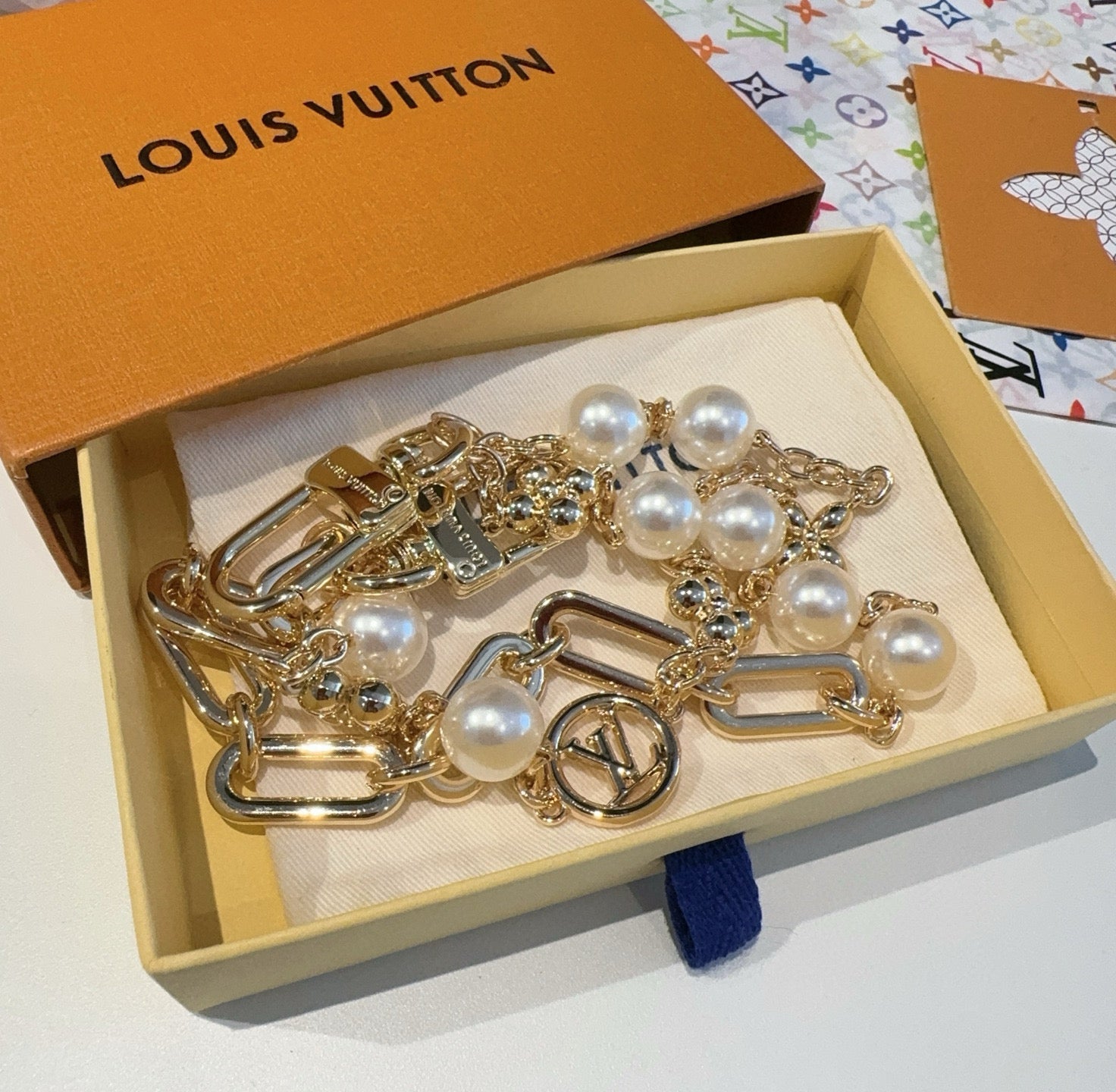 GOLD-TONE BAG CHAIN WITH PEARL DETAILS AND A LOGO CHARM