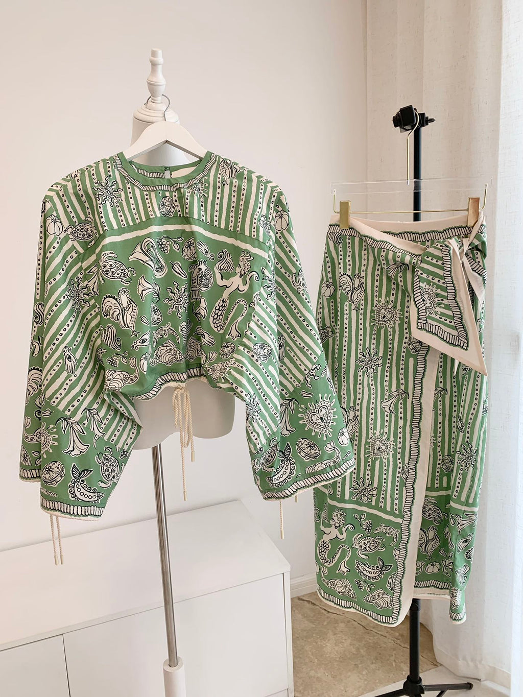 ALEMAIS FLOWY LONG SKIRT IN GREEN MIX WHITE 267465