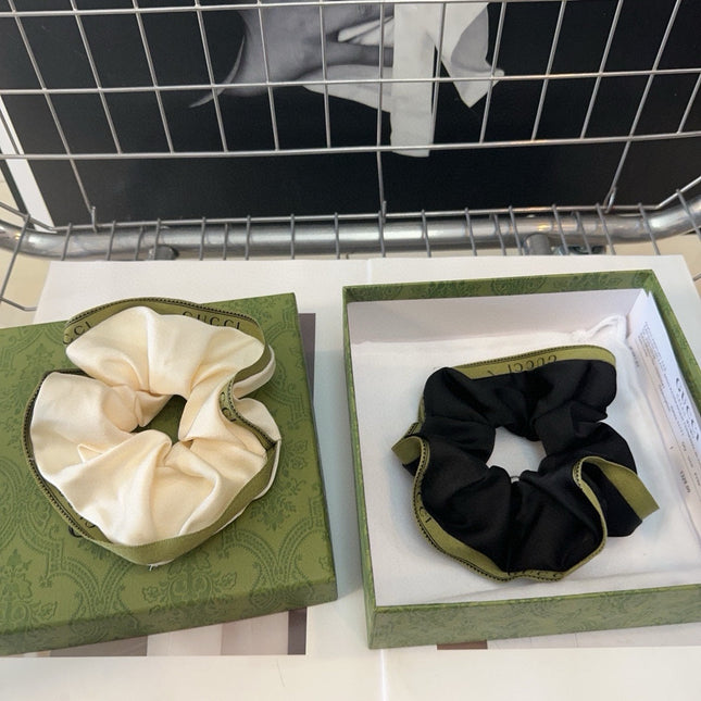SCRUNCHIE IN CREAM AND GREEN TRIM SILK 432903