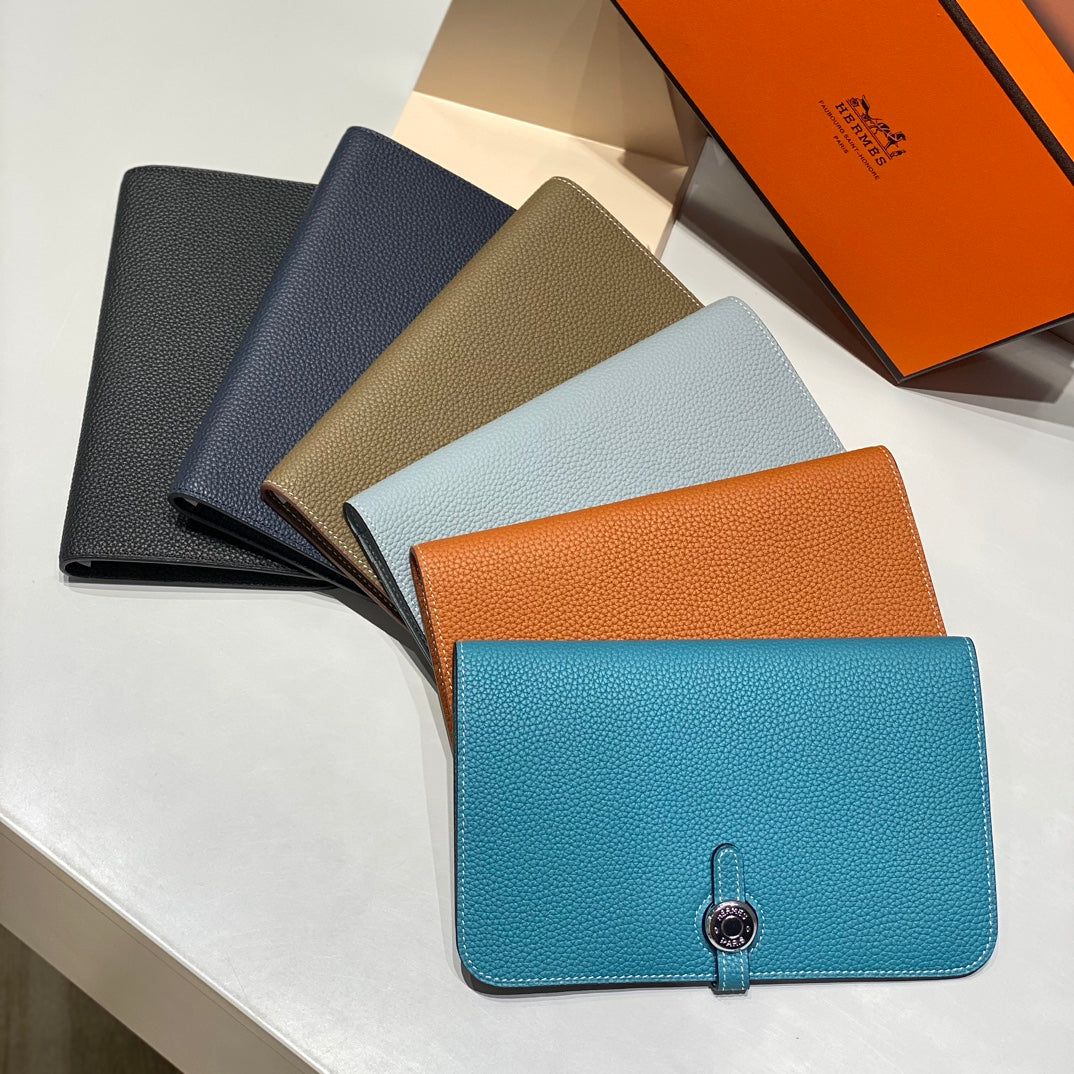 TOGO PASSPORT HOLDER 20 IN LIGHT BLUE CALFSKIN