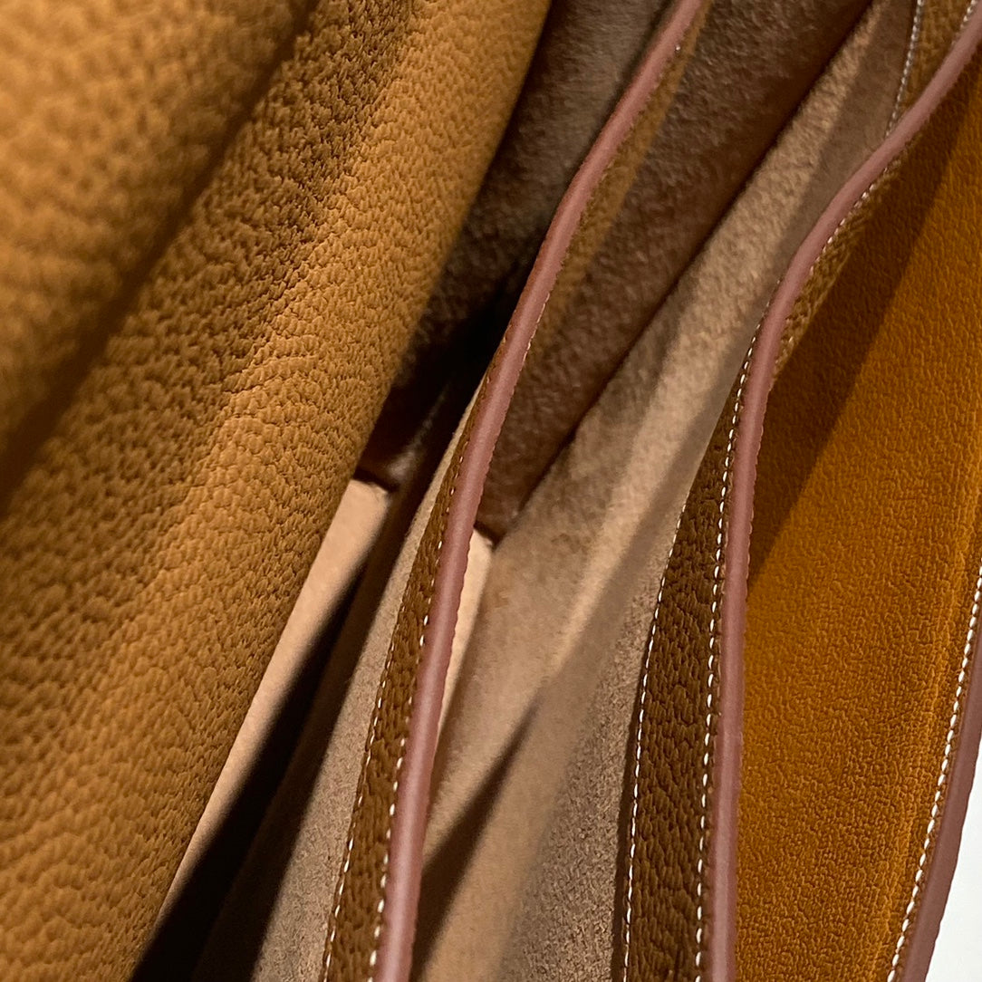 SAC A DEPECHES LIGHT 38 IN GOLD TOGO CALFSKIN