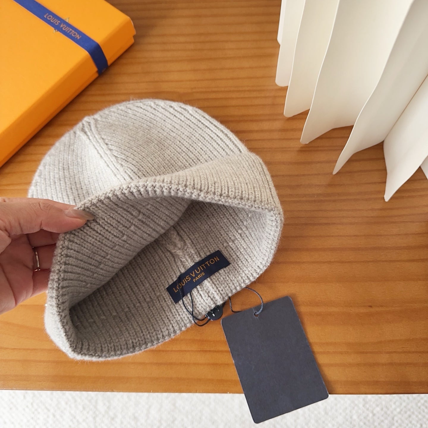 BEANIE HAT IN LIGHT GREY WOOL 875292