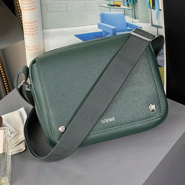 MEDIUM 23 PEBBLE MESSENGER BAG IN FOREST GREEN SUPPLE GRAINED CALFSKIN
