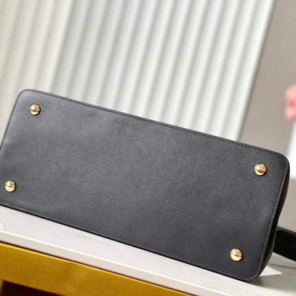 CAPUCINES SOUPLE GM 38 IN BLACK SMOOTH CALFSKIN GOLD HARDWARE