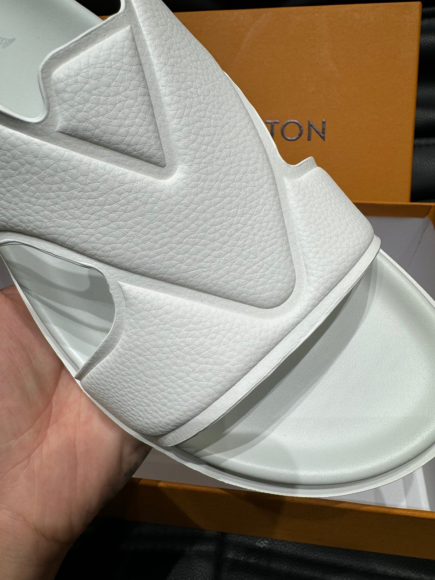 LV OASIS MULE IN WHITE CALFSKIN