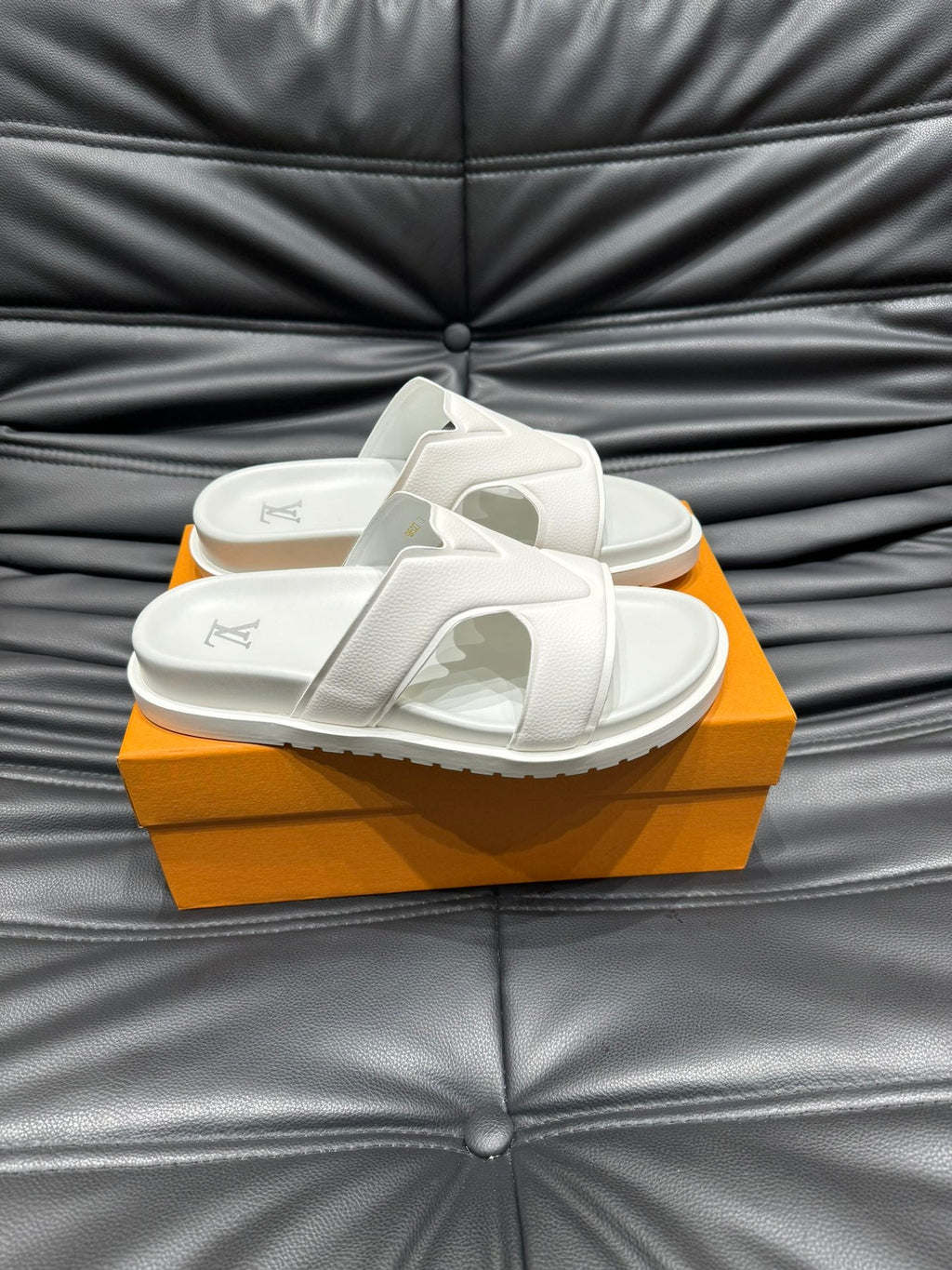 LV OASIS MULE IN WHITE CALFSKIN
