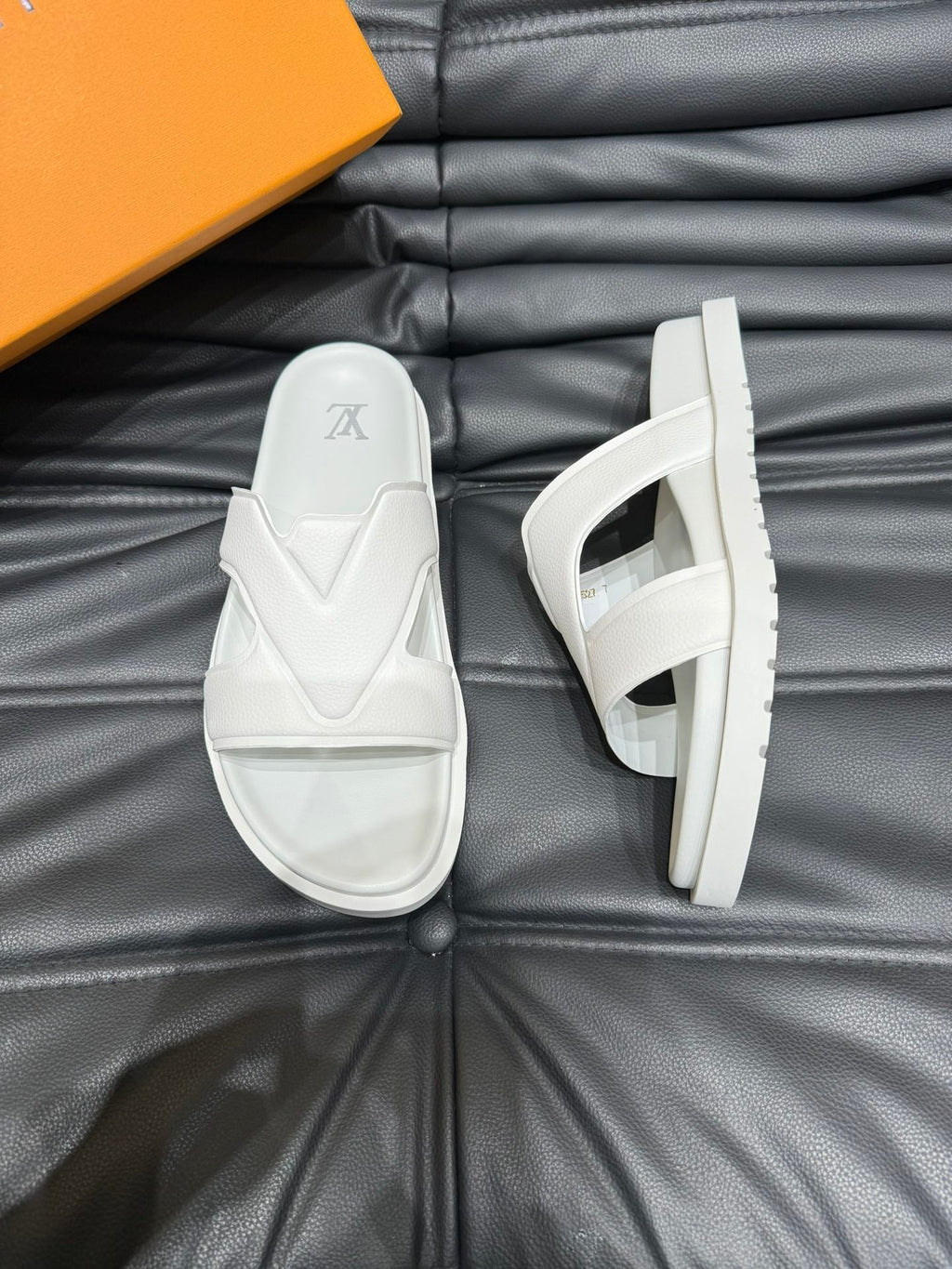 LV OASIS MULE IN WHITE CALFSKIN