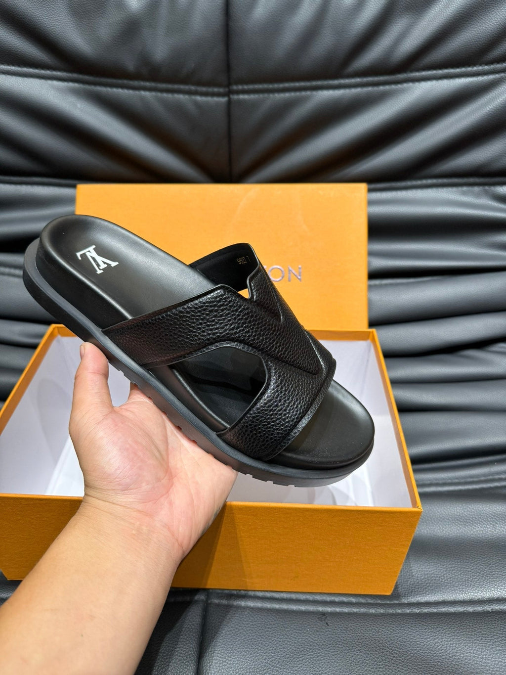LV OASIS MULE IN BLACK CALFSKIN