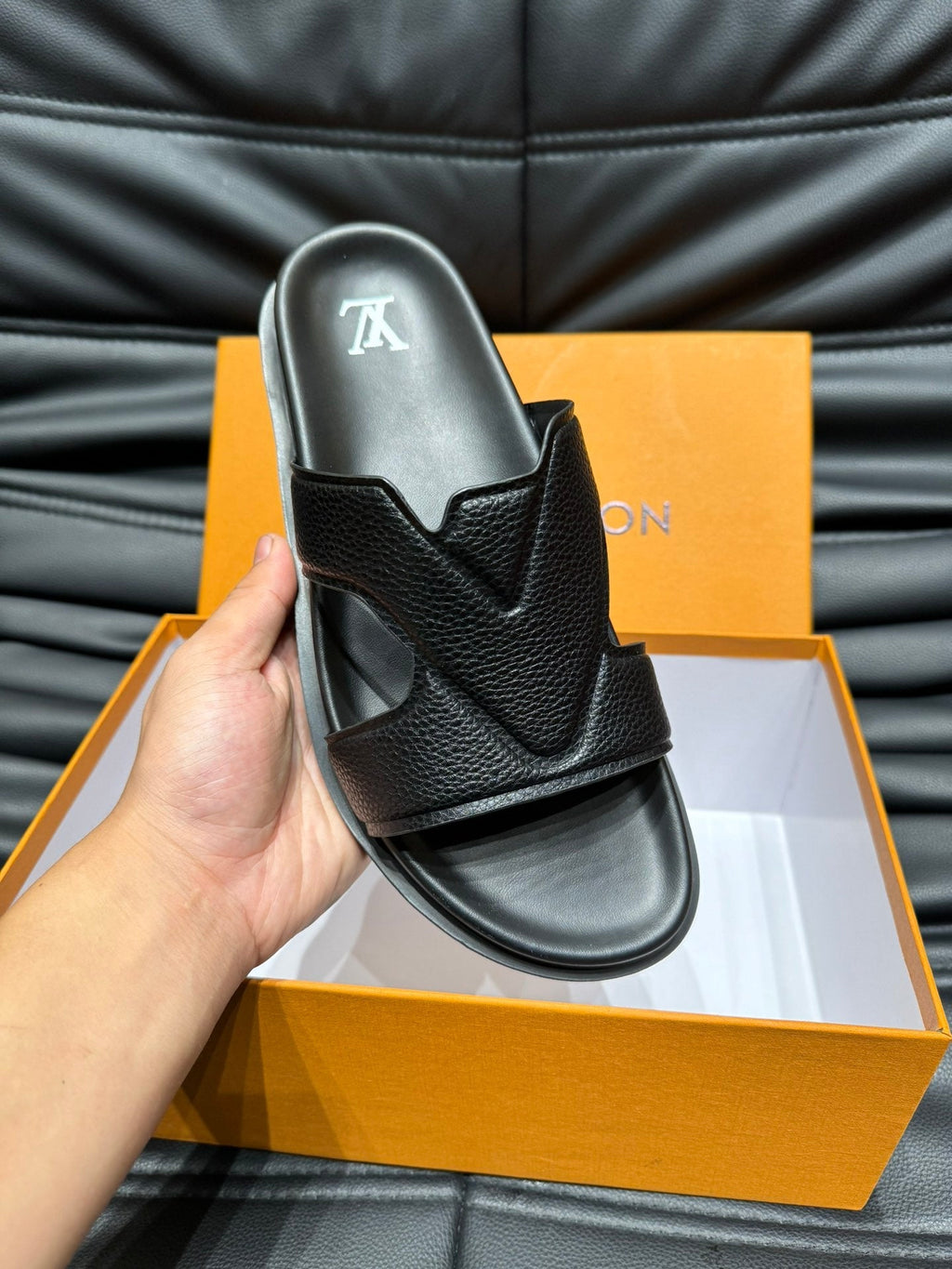 LV OASIS MULE IN BLACK CALFSKIN