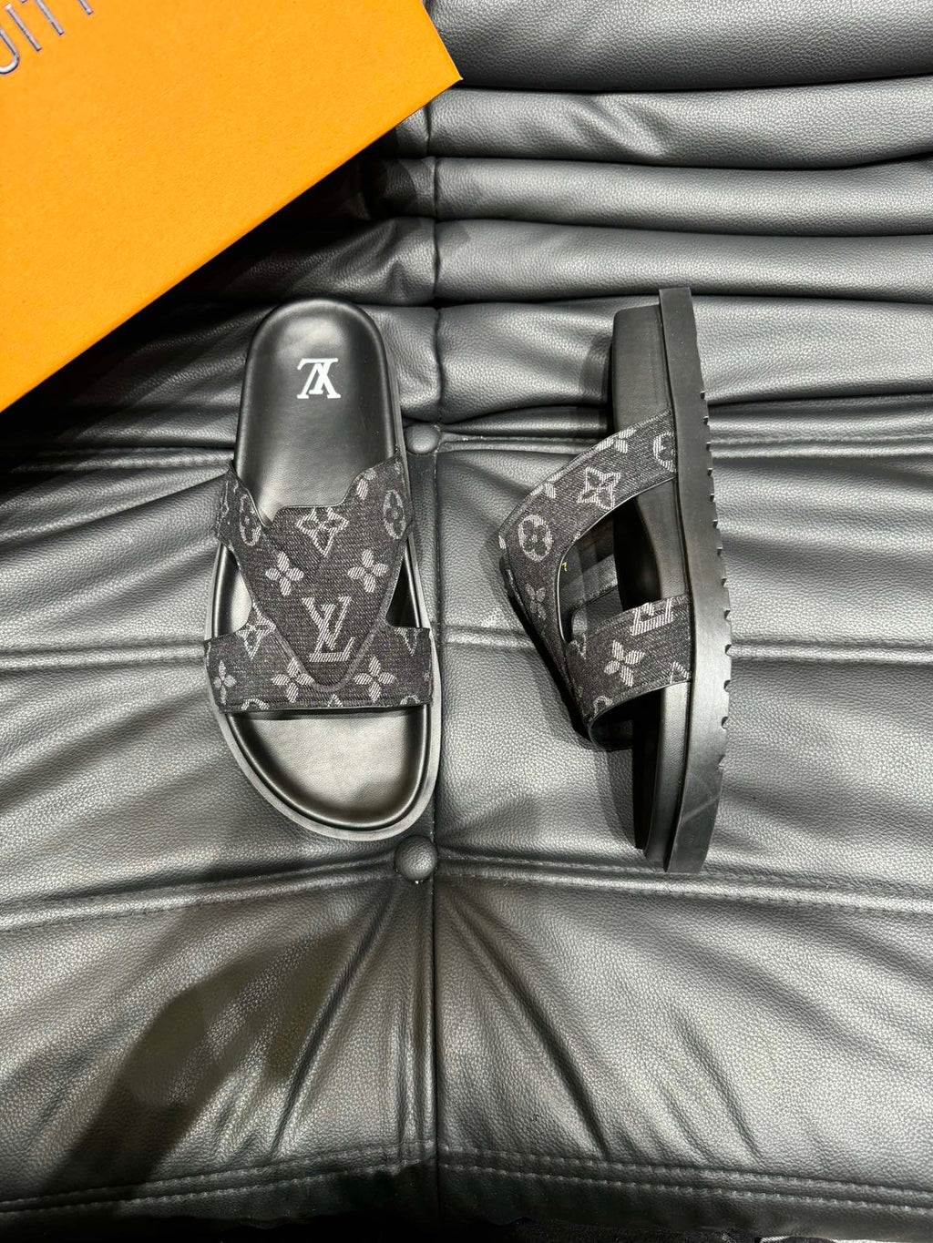 LV OASIS MULE IN BLACK MONOGRAM JACQUARD