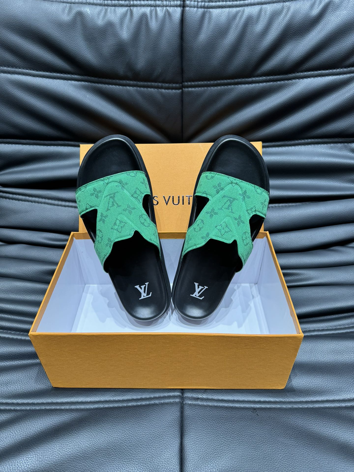 LV OASIS MULE IN EMERALD GREEN MONOGRAM JACQUARD