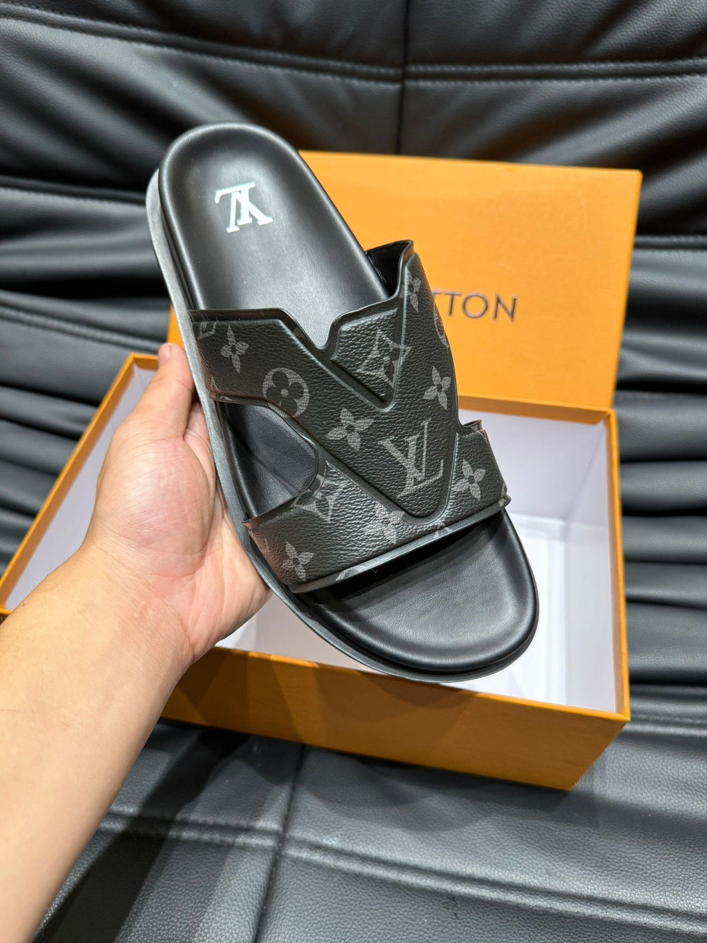LV OASIS MULE IN BLACK MONOGRAM CALFSKIN