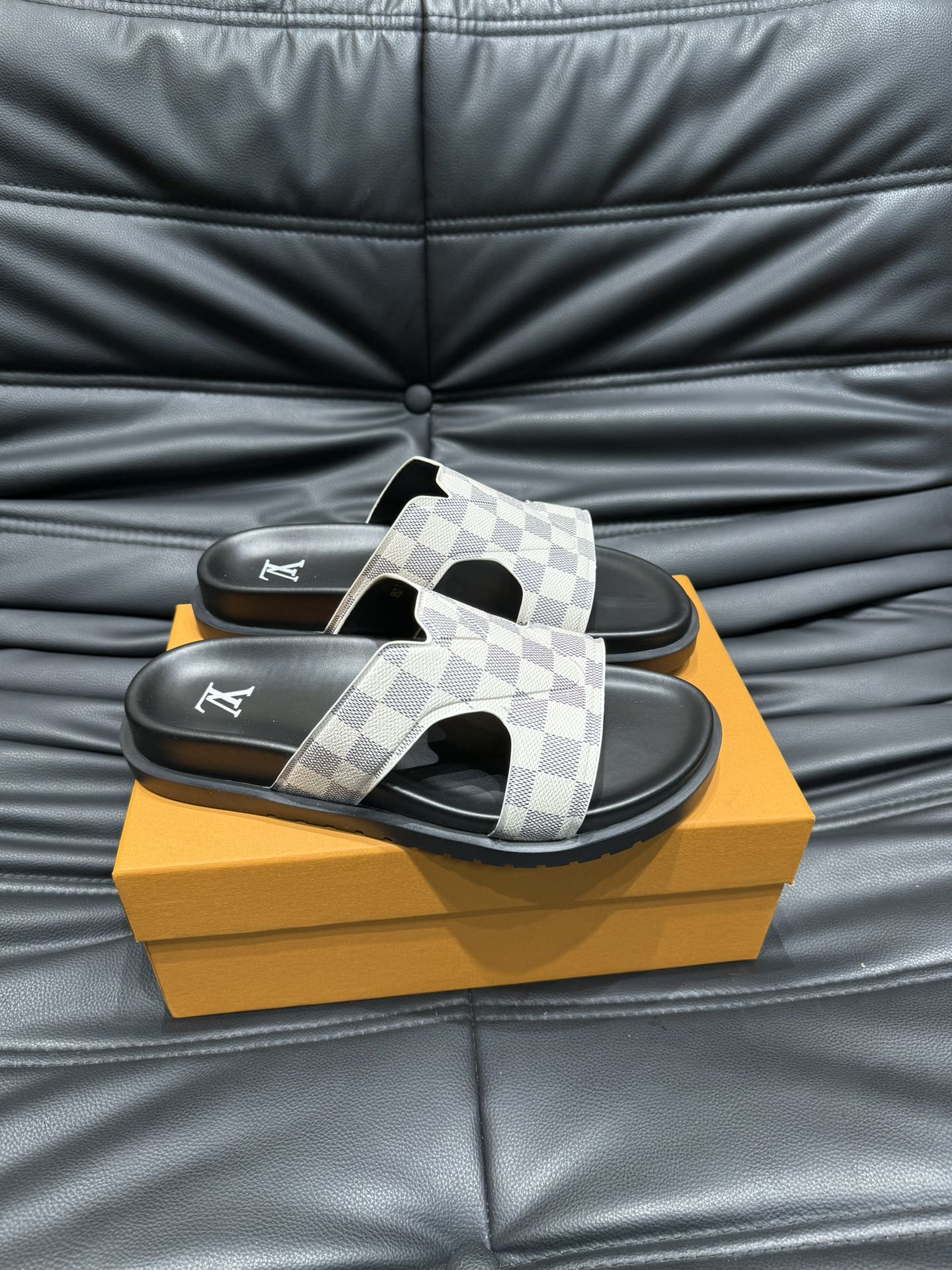 LV OASIS MULE IN WHITE DAMIER CALFSKIN
