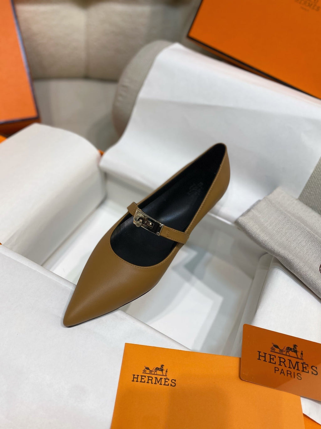 HM 26S KELLY BUCKLE MARY JANE POINTED FLATS IN BROWN CALFSKIN