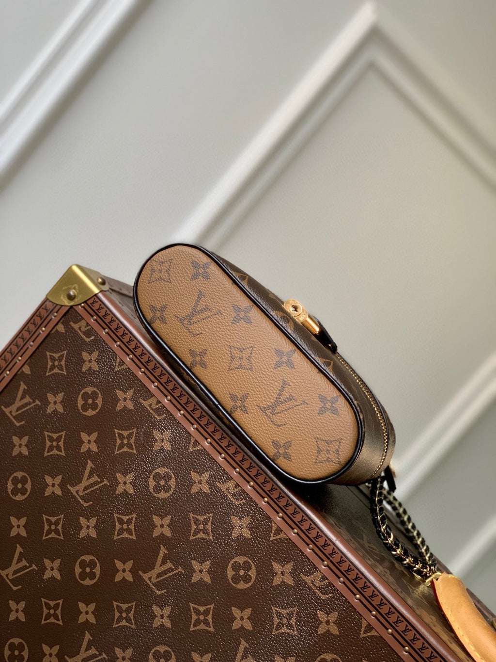 VANITY CHAIN POUCH 19 MONOGRAM REVERSE CANVAS