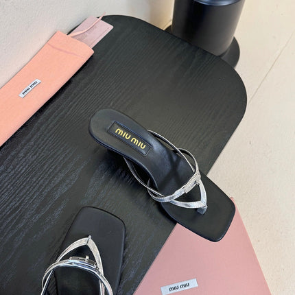 MIUMIU 26S LOW-HEEL THONG SANDALS IN BLACK AND SILVER CALFSKIN