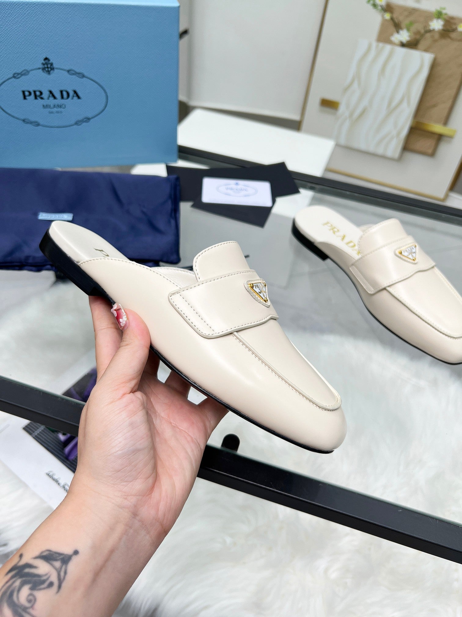 TRIANGLE LOGO MULES IN WHITE CALFSKIN