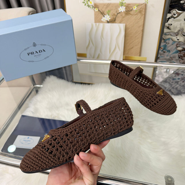 PRADA 26S MARY JANE FLATS IN DARK BROWN WOVEN RAFFIA WITH TRIANGLE LOGO