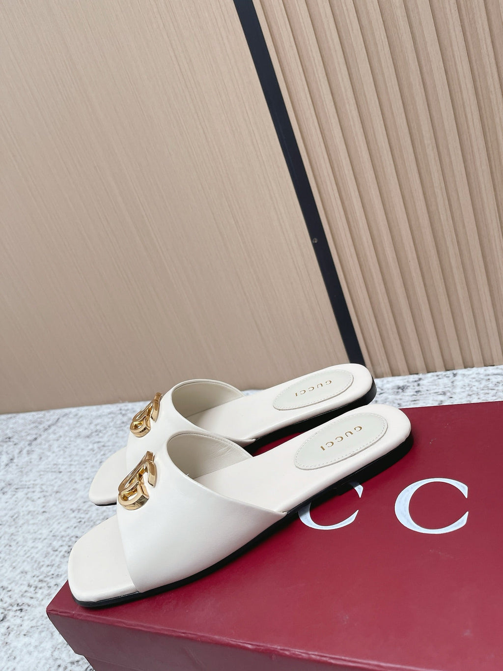 GUCCI 26S SLIDE SANDAL IN CREAM WHITE CALFSKIN WITH GOLD HARDWARE