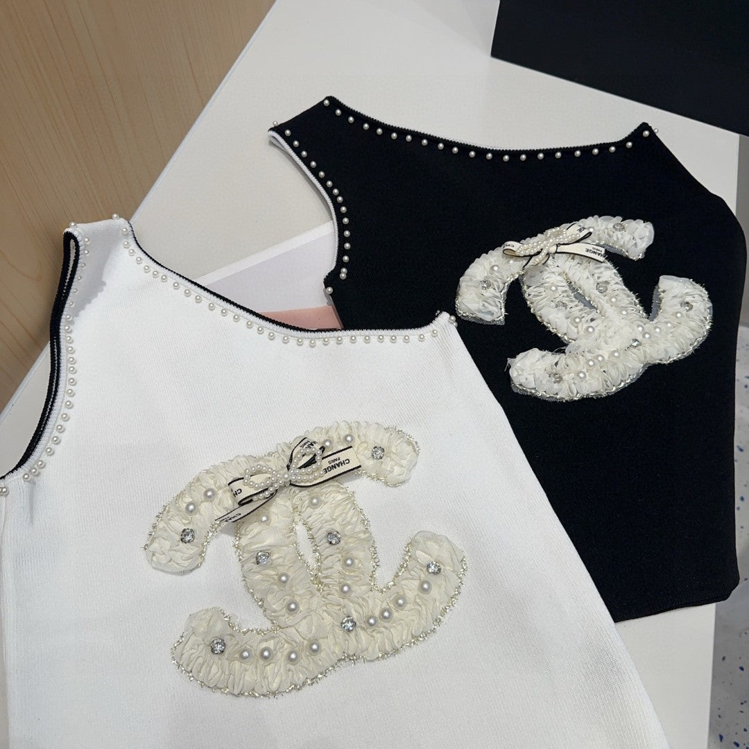 ONE SHOULDER TOP 643220 IN WHITE COTTON EMBOSSED PEARL