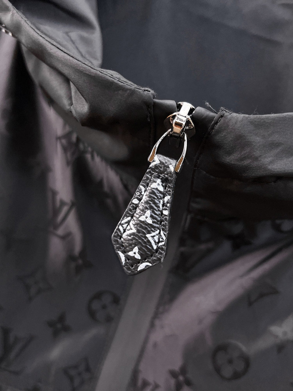 LV BLACK JACKET 239519