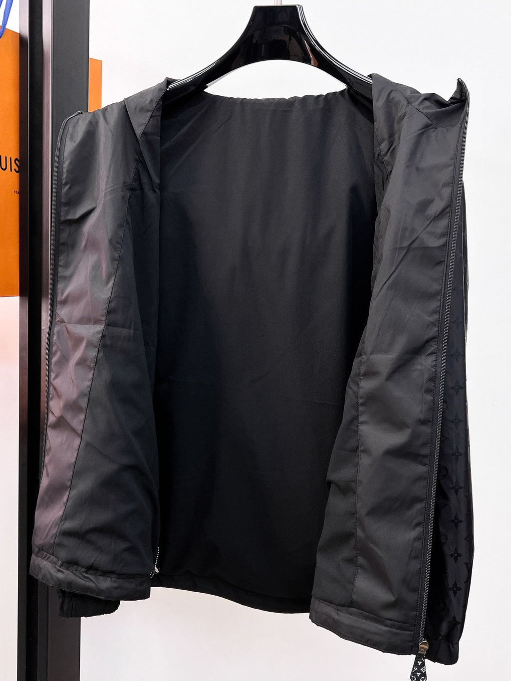 LV BLACK JACKET 239519