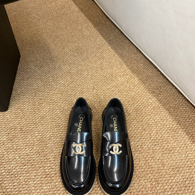 CHANEL 26S LOAFER IN BLACK PATENT CALFSKIN CC LOGO